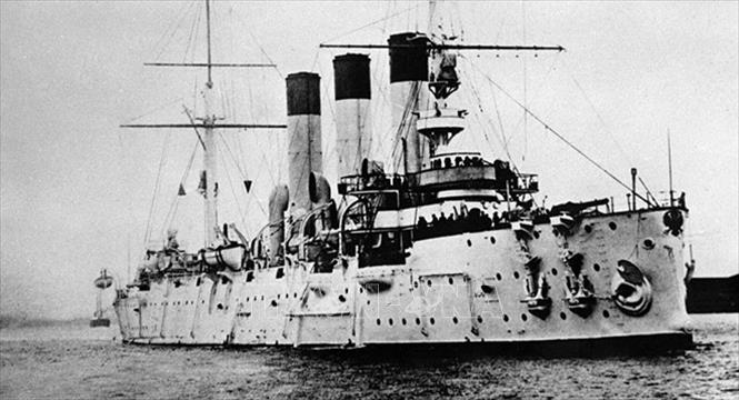 14.Trong ảnh: Đúng 21h40 phút tối 7/11/1917 (25/10 theo lịch Nga cũ), Tuần dương hạm Rạng Đông nã pháo vào Cung điện Mùa Đông, chính thức mở đầu cuộc Cách mạng Tháng Mười. Ảnh: Tư liệu/TTXVN phát