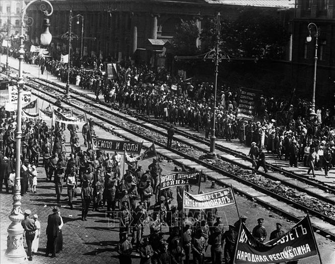 7.Trong ảnh: Ngày 1/7/1917 (18/6 theo lịch Nga cũ), tại Petrograd, Đảng Menshevik âm mưu tổ chức một cuộc biểu tình quần chúng để biểu dương lực lượng nhưng Đảng Bolshevik đã tham gia cuộc biểu tình này và biến nó thành cuộc biểu tình ủng hộ đường lối Đảng Bolshevick với các khẩu hiệu: 