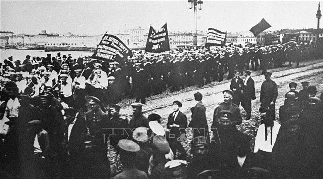 7.Trong ảnh: Ngày 1/7/1917 (18/6 theo lịch Nga cũ), tại Petrograd, Đảng Menshevik âm mưu tổ chức một cuộc biểu tình quần chúng để biểu dương lực lượng nhưng Đảng Bolshevik đã tham gia cuộc biểu tình này và biến nó thành cuộc biểu tình ủng hộ đường lối Đảng Bolshevick với các khẩu hiệu: 