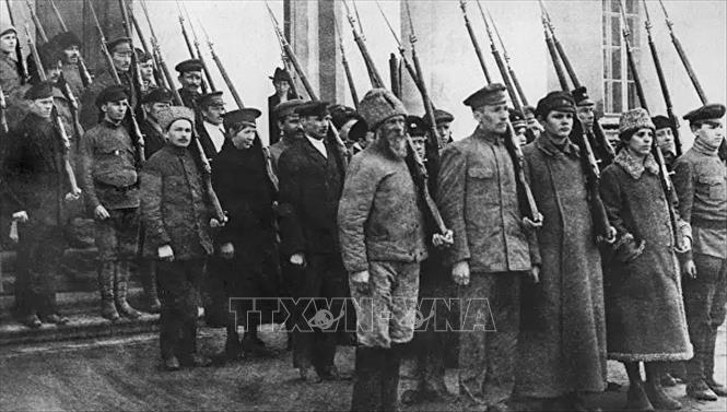 13.Trong ảnh: Lực lượng công nhân và Cận vệ Đỏ được huấn luyện quân sự trong Cách mạng Tháng Mười ở Petrograd năm 1917. Ảnh: Tư liệu/TTXVN phát