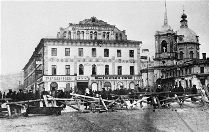 13.Trong ảnh: Dựng chướng ngại vật ở Petrograd trong những ngày Cách mạng. Ảnh: Tư liệu/TTXVN phát