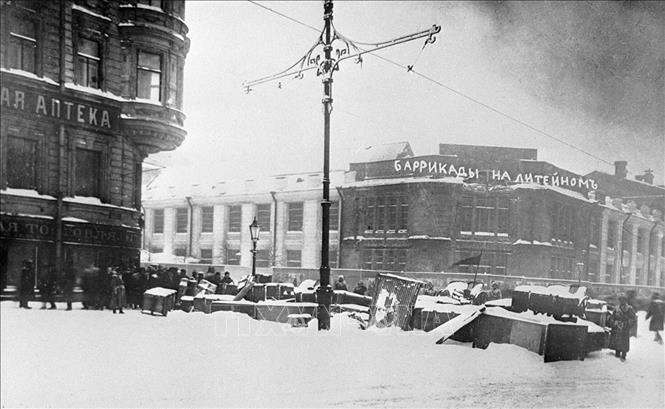 13.Trong ảnh: Dựng chướng ngại vật ở Petrograd trong những ngày Cách mạng. Ảnh: Tư liệu/TTXVN phát