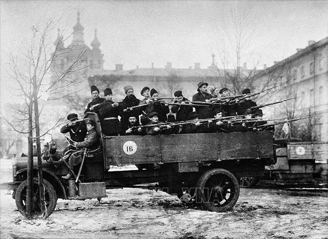 19.Trong ảnh: Lực lượng Cận vệ Đỏ tham gia Cách mạng Tháng Mười ở Petrograd ngày 7/11/1917 (25/10 theo lịch Nga cũ). Ảnh: Tư liệu/TTXVN phát