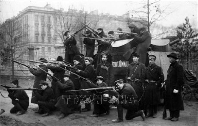 13.Trong ảnh: Lực lượng Cận đỏ Đỏ tham gia Cách mạng Tháng Mười ở Petrograd ngày 7/11/1917 (25/10 theo lịch Nga cũ). Ảnh: Tư liệu/TTXVN phát