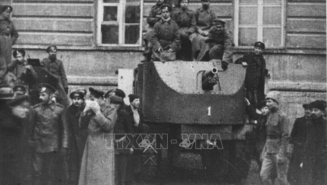 13.Trong ảnh: Những người lính với xe thiết giáp bảo vệ Điện Smolny ở Petrograd trong những ngày Cách mạng Tháng Mười năm 1917. Ảnh: Tư liệu/TTXVN phát