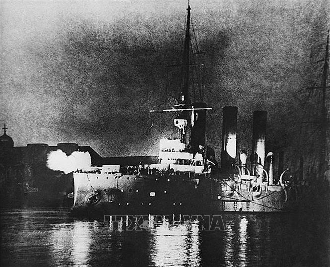 14.Trong ảnh: Tuần dương hạm Rạng Đông - chiến hạm đã khai hỏa pháo để làm tín hiệu cho cuộc tấn công của Cận vệ Đỏ và binh sĩ trung thành với Xô-viết vào Cung điện Mùa Đông vào lúc 21h40 ngày 7/11/1917 (25/10 theo lịch Nga cũ). Ảnh: Tư liệu/TTXVN phát