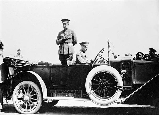 16.Trong ảnh: Thủ tướng Chính phủ tư sản lâm thời A.Kerensky (ảnh) đã bỏ trốn ra nước ngoài sau khi quân khởi nghĩa đánh chiếm Cung điện Mùa Đông đêm 7/11/1917. Ảnh: Tư liệu/TTXVN phát