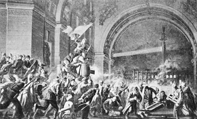 17.Cách mạng Tháng Mười Nga là cuộc cách mạng lần đầu tiên trên thế giới đã giành chính quyền về tay nhân dân lao động; xóa bỏ chế độ người bóc lột người; xây dựng xã hội công bằng, dân chủ. Trong ảnh: Đêm 7/11/1917 (25/10 theo lịch Nga cũ), lực lượng khởi nghĩa bao vây và tấn công Cung điện Mùa Đông ở Petrograd (nay là Saint Petersburg), nơi chính quyền tư sản phản động chiếm giữ. Ảnh: Tư liệu/TTXVN phát