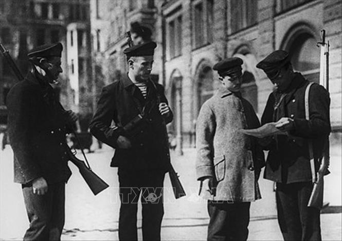 18.Trong ảnh: Các chiến sĩ Cận vệ đỏ được trang bị súng trường Mosin trong những ngày Cách mạng Tháng Mười năm 1917 tại Petrograd. Ảnh: Tư liệu/TTXVN phát