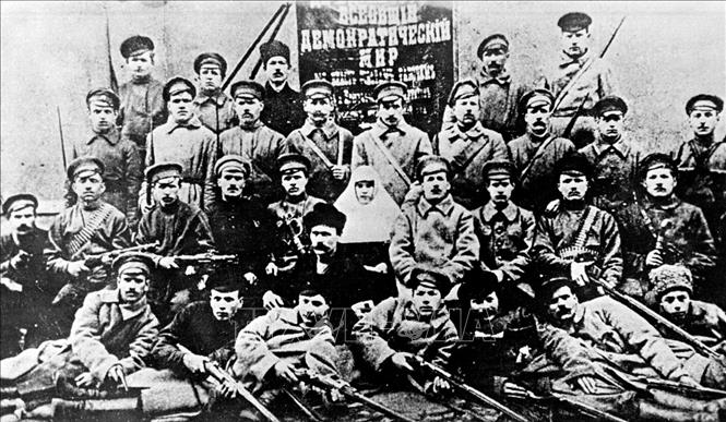 18.Trong ảnh: Đội Cận vệ Đỏ đầu tiên của nhà máy 