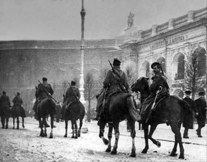 19.Trong ảnh: Quân cách mạng tuần tra ở Moskva trong những ngày Cách mạng Tháng Mười năm 1917. Ảnh: Tư liệu/TTXVN phát