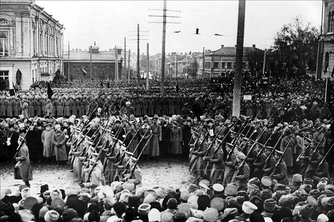 19.Ngày 15/11/1917, Chính quyền Xô-viết được thiết lập tại Moskva. Ðến tháng 3/1918, Chính quyền Xô-viết giành được thắng lợi hoàn toàn trên phạm vi cả nước Nga. Cách mạng Tháng Mười Nga toàn thắng. Trong ảnh: Lực lượng cách mạng tiến vào Điện Kremlin ở Moskva. Quyền lực được chuyển giao cho quân cách mạng. Ảnh: Tư liệu/TTXVN phát