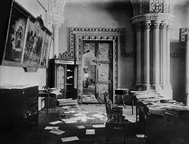 21.Trong ảnh: Hội trường Gothic của Cung điện Mùa đông ở Petrograd - nơi ở của Chính phủ tư sản lâm thời Kerensky, sau khi bị những người Bolshevik chiếm được trong cuộc Cách mạng Tháng Mười, 7/11/1917. Ảnh: Tư liệu/TTXVN phát
