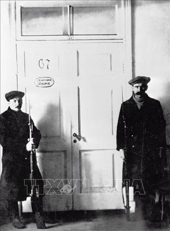 22.Trong ảnh: Đội ngũ Cận vệ Đỏ bảo vệ văn phòng của V.I.Lenin ở Điện Smolny, Petrograd trong những ngày Cách mạng Tháng Mười, năm 1917. Ảnh: Tư liệu/TTXVN phát