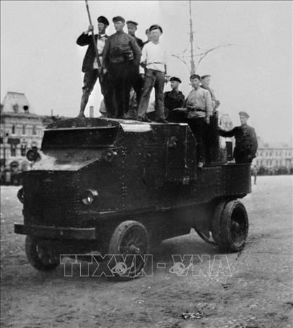 22.Trong ảnh: Công nhân trên một chiếc xe bọc thép ở Quảng trường đỏ, Moskva trong những ngày Cách mạng Tháng Mười năm 1917. Ảnh: Tư liệu/TTXVN phát