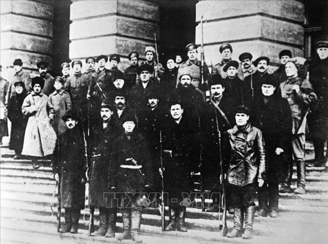 22.Trong ảnh: Cận vệ Đỏ và những người lính cách mạng bảo vệ Điện Smolny, nơi đặt sở chỉ huy của Cách mạng Tháng Mười ở Petrograd, tháng 10/1917. Ảnh: Tư liệu/TTXVN phát