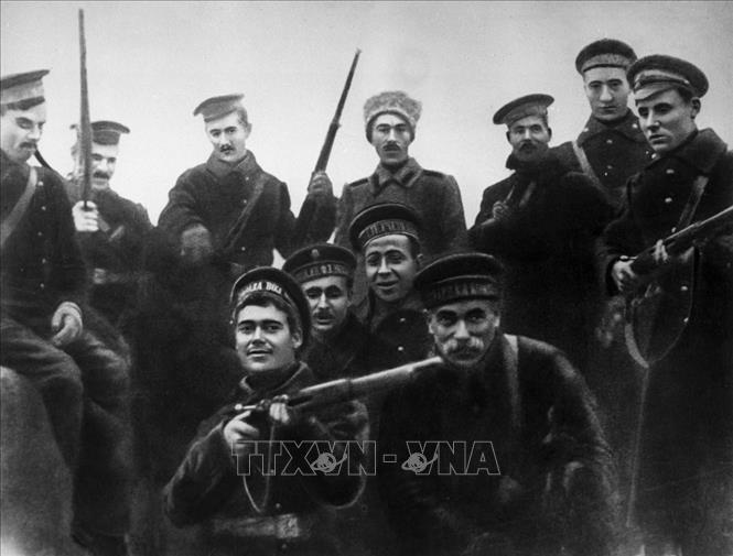 22.Trong ảnh: Các thủy thủ Baltic, những người tham gia vào cuộc tấn công Cung điện Mùa Đông ở Petrograd ngày 7/11/1917 (25/10 theo lịch Nga cũ) trong cuộc Cách mạng Tháng Mười. Ảnh: Tư liệu/TTXVN phát