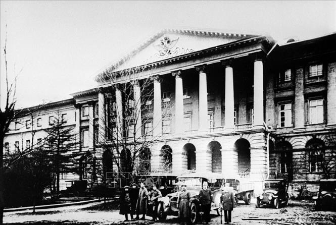 22.Trong ảnh: Điện Smolny, nơi đặt sở chỉ huy của Cách mạng Tháng Mười ở Petrograd, tháng 10/1917. Ảnh: Tư liệu/TTXVN phát