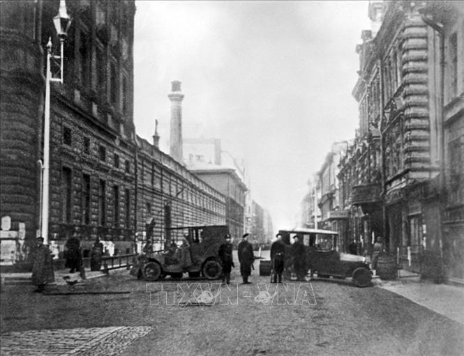 23.Trong ảnh: Dựng chướng ngại vật trên đường phố Petrograd trong những ngày Cách mạng Tháng Mười năm 1917. Ảnh: Tư liệu/TTXVN phát