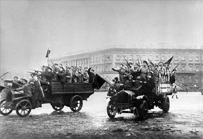 23.Trong ảnh: Thủy thủ và binh lính vũ trang dồn dập kéo về Cung điện Mùa Đông ở Petrograd trong những ngày Cách mạng Tháng Mười năm 1917. Ảnh: Tư liệu/TTXVN phát