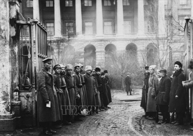 23.Trong ảnh: Những người lính Cận vệ Đỏ đứng gác bên ngoài cổng điện Smolny ở Petrograd trong những ngày Cách mạng Tháng Mười năm 1917. Ảnh: Tư liệu/TTXVN phát