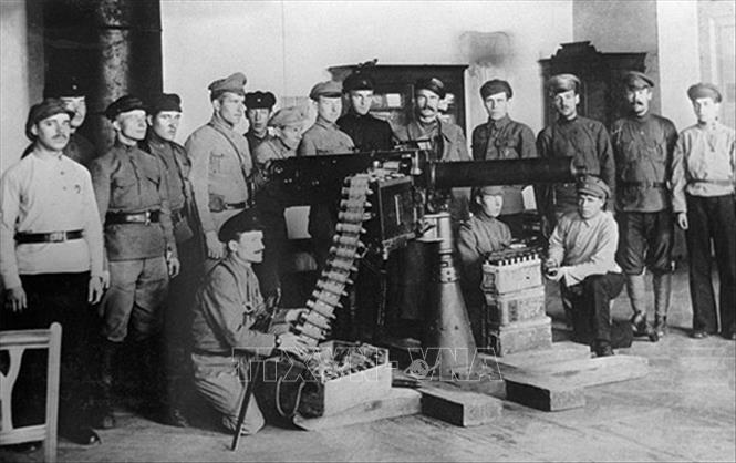 23.Trong ảnh: Cận vệ Đỏ - lực lượng vũ trang nòng cốt của Đảng Bolshevik trong Cách mạng Tháng Mười luyện tập bắn súng tại Cung điện Smolny ở Petrograd. Ảnh: Tư liệu/TTXVN phát