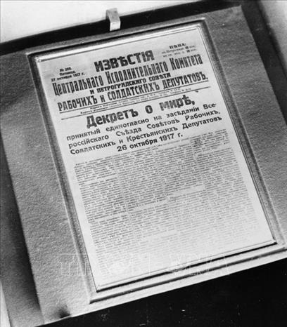 16.Trong ảnh: Sắc lệnh hòa bình là một trong 2 sắc lệnh được chính quyền Xô-viết do V.I.Lenin lãnh đạo thông qua vào ngày 8/11/1917 (26/10 theo lịch Nga cũ). Sắc lệnh được chính quyền Xô-viết ban bố ngay sau khi thành lập, cùng với Sắc lệnh ruộng đất. Ảnh: Tư liệu/TTXVN phát