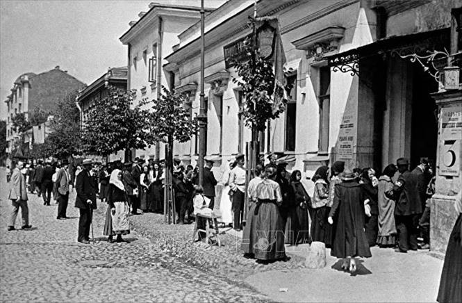 26.Sau thành công ở Petrograd và Moskva, các cơ quan Trung ương và Xô-viết các địa phương được thành lập. Tới cuối tháng 11, Chính quyền Xô-viết được thành lập ở 28 tỉnh (trong tổng số 49 tỉnh) thuộc phần lãnh thổ châu Âu của nước Nga. Đến cuối tháng 3 năm 1918, Chính quyền Xô-viết đã giành được thắng lợi hoàn toàn trên phạm vi cả nước Nga. Trong ảnh: Người dân tập trung tại tòa nhà của Ủy ban bầu cử quận Yakimansky của Moskva vào ngày bầu cử năm 1917. Ảnh: Tư liệu/TTXVN phát