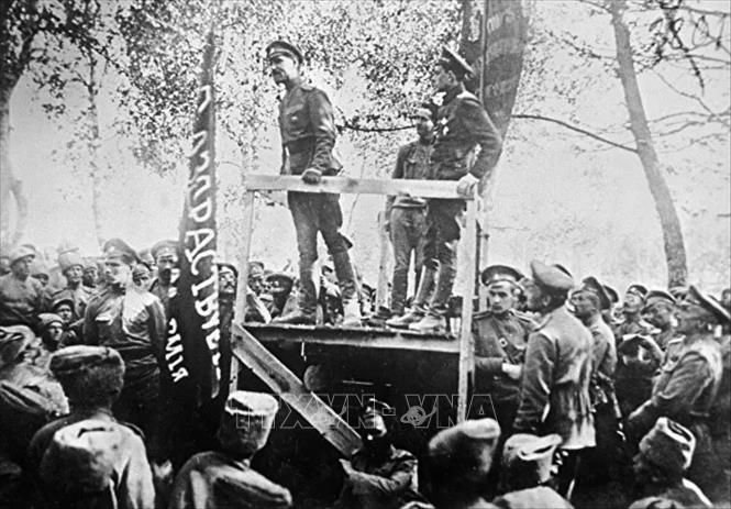 26.Sau thành công ở Petrograd và Moskva, các cơ quan Trung ương và Xô-viết các địa phương được thành lập. Tới cuối tháng 11, Chính quyền Xô-viết được thành lập ở 28 tỉnh (trong tổng số 49 tỉnh) thuộc phần lãnh thổ châu Âu của nước Nga. Đến cuối tháng 3 năm 1918, Chính quyền Xô-viết đã giành được thắng lợi hoàn toàn trên phạm vi cả nước Nga. Trong ảnh: Các sĩ quan Nga phát biểu tại một cuộc mittinh ở Moskva. Ảnh: Tư liệu/TTXVN phát
