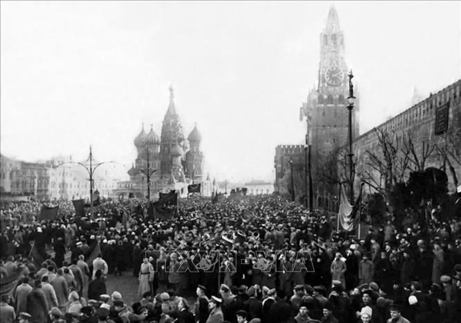 28.Trong ảnh: Hàng vạn người tham gia mit tinh, diễu binh, diễu hành trên Quảng trường Đỏ ở Moskva trong Lễ kỷ niệm một năm ngày Cách mạng Tháng Mười Nga thành công, 7/11/1918. Ảnh: Tư liệu/TTXVN phát