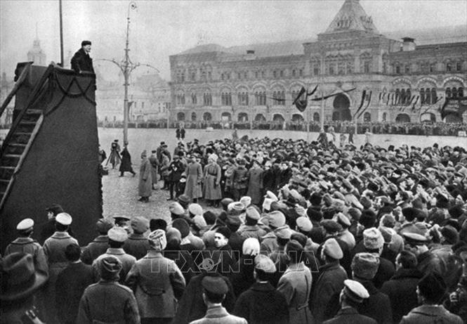 28.Trong ảnh: V.I. Lenin đọc diễn văn tại Quảng trường Đỏ ở Moskva trong Lễ kỷ niệm một năm ngày Cách mạng Tháng Mười Nga vĩ đại, 7/11/1918. Ảnh: Tư liệu/TTXVN phát