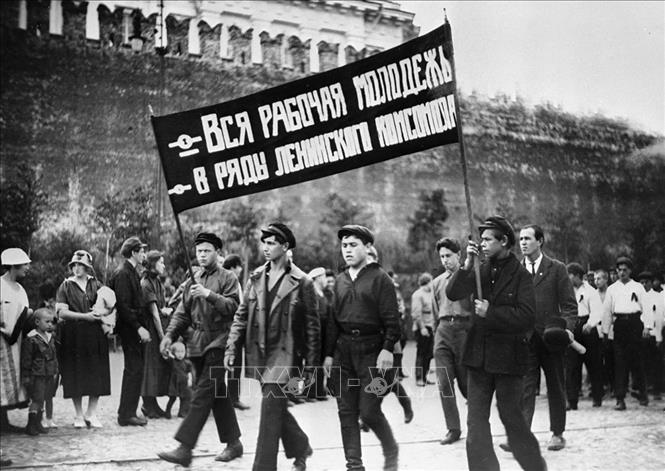 28.Trong ảnh: Đoàn viên TNCS Komsomol tham gia diễu hành trong Lễ kỷ niệm một năm Cách mạng Tháng Mười Nga thành công trên Quảng trường Đỏ ở Thủ đô Moskva, ngày 7/11/1918. Ảnh: Tư liệu/TTXVN phát
