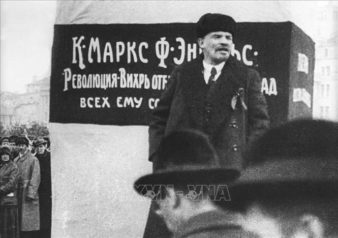 29.Trong ảnh: V.I.Lenin phát biểu tại Lễ khánh thành tượng đài K. Mark và F. Engels trên Quảng trường Đỏ trong Lễ kỷ niệm một năm ngày Cách mạng Tháng Mười Nga thành công, 7/11/1918. Ảnh: Tư liệu/TTXVN phát