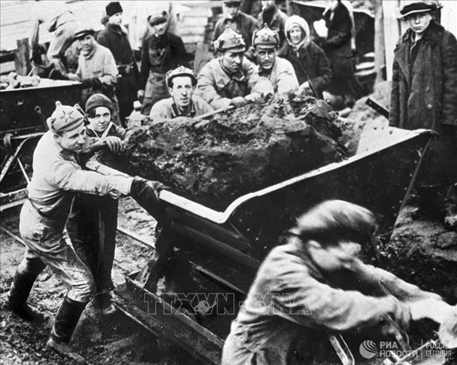 30.Sau Cách mạng Tháng Mười, quá trình tạo dựng xã hội mới của nước Nga với sự đổi mới cơ bản về chính trị, kinh tế, văn hóa đã diễn ra với cường độ nhanh chóng, nhân dân đã trở thành động cơ chính của cách mạng. Trong ảnh: Lực lượng Hồng Quân và đoàn viên TNCS Komsomol hăng say lao động, xây dựng đất nước sau cách mạng. Ảnh: Tư liệu/TTXVN phát