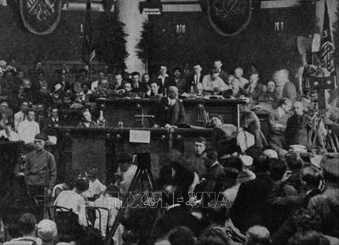 31.Trong ảnh: Đầu tháng 3/1919, Quốc tế Cộng sản thứ ba được thành lập tại Moskva dưới sự lãnh đạo của V.I.Lenin, đánh dấu sự thắng lợi của chủ nghĩa Mác – Lenin đối với khuynh hướng cơ hội hữu khuynh và chủ nghĩa sô-vanh. Ảnh: Tư liệu/TTXVN phát