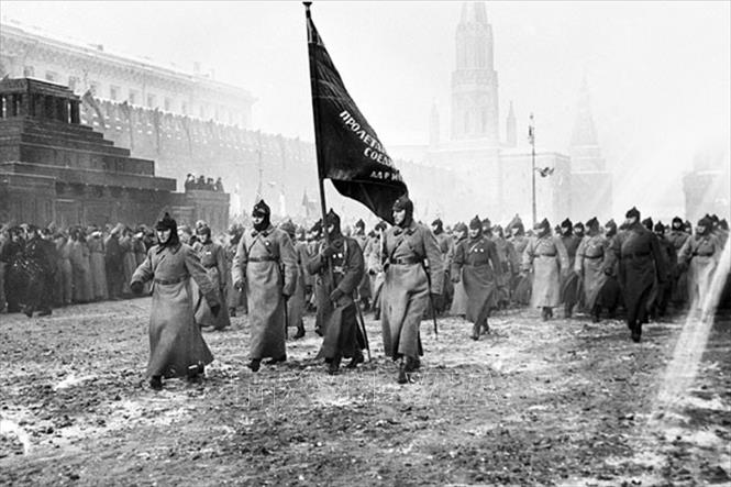 32.Lễ diễu binh kỷ niệm 10 năm Cách mạng Tháng Mười Nga trên Quảng trường Đỏ ở Thủ đô Moskva, ngày 7/11/1927, ba năm sau khi V.I.Lenin mất. Ảnh: Tư liệu/TTXVN phát