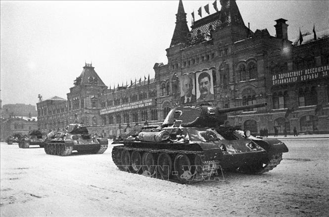 33.Ngọn cờ hòa bình được nêu cao từ Cách mạng Tháng Mười, được Liên Xô kế tục, là nhân tố có vai trò quyết định nhất tiêu diệt chủ nghĩa phát xít trong Chiến tranh thế giới thứ hai, cứu loài người thoát khỏi sự thống trị của chủ nghĩa phát xít. Trong ảnh: Cuộc duyệt binh lịch sử ngày 7/11/1941 trên Quảng trường Đỏ. Các đơn vị quân đội Hồng quân Liên Xô đã đi qua Quảng trường và tiến thẳng ra mặt trận, bảo vệ Thủ đô Moskva đang bị quân Đức bao vây. Ảnh: Tư liệu/TTXVN phát