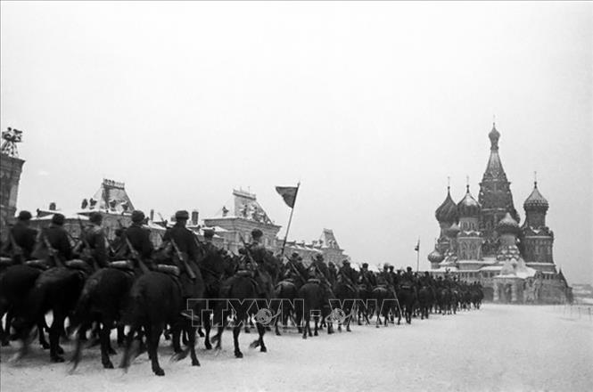 33.Ngọn cờ hòa bình được nêu cao từ Cách mạng Tháng Mười, được Liên Xô kế tục, là nhân tố có vai trò quyết định nhất tiêu diệt chủ nghĩa phát xít trong Chiến tranh thế giới thứ hai, cứu loài người thoát khỏi sự thống trị của chủ nghĩa phát xít. Trong ảnh: Cuộc duyệt binh lịch sử ngày 7/11/1941 trên Quảng trường Đỏ. Các đơn vị quân đội Hồng quân Liên Xô đã đi qua Quảng trường và tiến thẳng ra mặt trận, bảo vệ Thủ đô Moskva đang bị quân Đức bao vây. Ảnh: Tư liệu/TTXVN phát
