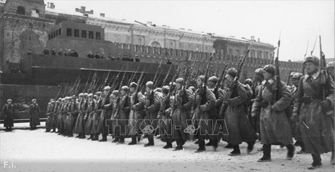 33.Ngọn cờ hòa bình được nêu cao từ Cách mạng Tháng Mười, được Liên Xô kế tục, là nhân tố có vai trò quyết định nhất tiêu diệt chủ nghĩa phát xít trong Chiến tranh thế giới thứ hai, cứu loài người thoát khỏi sự thống trị của chủ nghĩa phát xít. Trong ảnh: Cuộc duyệt binh lịch sử ngày 7/11/1941 trên Quảng trường Đỏ. Các đơn vị quân đội Hồng quân Liên Xô đã đi qua Quảng trường và tiến thẳng ra mặt trận, bảo vệ Thủ đô Moskva đang bị quân Đức bao vây. Ảnh: Tư liệu/TTXVN phát