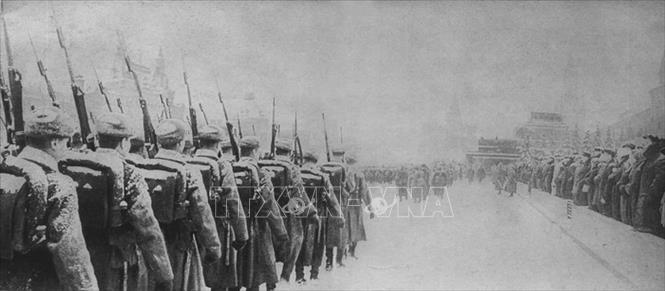 33.Ngọn cờ hòa bình được nêu cao từ Cách mạng Tháng Mười, được Liên Xô kế tục, là nhân tố có vai trò quyết định nhất tiêu diệt chủ nghĩa phát xít trong Chiến tranh thế giới thứ hai, cứu loài người thoát khỏi sự thống trị của chủ nghĩa phát xít. Trong ảnh: Cuộc duyệt binh lịch sử ngày 7/11/1941 trên Quảng trường Đỏ. Các đơn vị quân đội Hồng quân Liên Xô đã đi qua Quảng trường và tiến thẳng ra mặt trận, bảo vệ Thủ đô Moskva đang bị quân Đức bao vây. Ảnh: Tư liệu/TTXVN phát