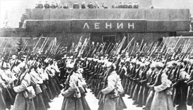33.Trong ảnh: Hồng quân Liên Xô duyệt binh trên Quảng trường Đỏ rồi tiến thẳng ra mặt trận tiêu diệt phát-xít Đức chỉ cách Moskva vài kilomet, tại Lễ diễu binh lịch sử kỷ niệm Cách mạng Tháng Mười, 7/11/1941 trong cuộc Chiến tranh Vệ quốc vĩ đại. Ảnh: Tư liệu/TTXVN phát