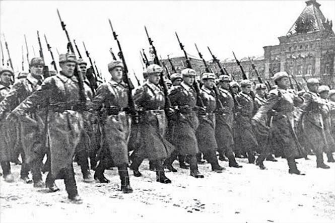 33.Trong ảnh: Cuộc duyệt binh lịch sử ngày 7/11/1941 trên Quảng trường Đỏ. Các đơn vị quân đội Hồng quân Liên Xô đã đi qua Quảng trường và tiến thẳng ra mặt trận, bảo vệ Thủ đô Moskva đang bị quân Đức bao vây. Ảnh: Tư liệu/TTXVN phát