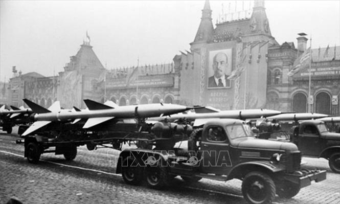 34.Trong ảnh: Đoàn xe chở tên lửa tiến qua Quảng trường Đỏ trong lễ duyệt binh kỷ niệm Cách mạng Tháng Mười Nga, ngày 7/11/1957. Ảnh: Tư liệu/TTXVN phát