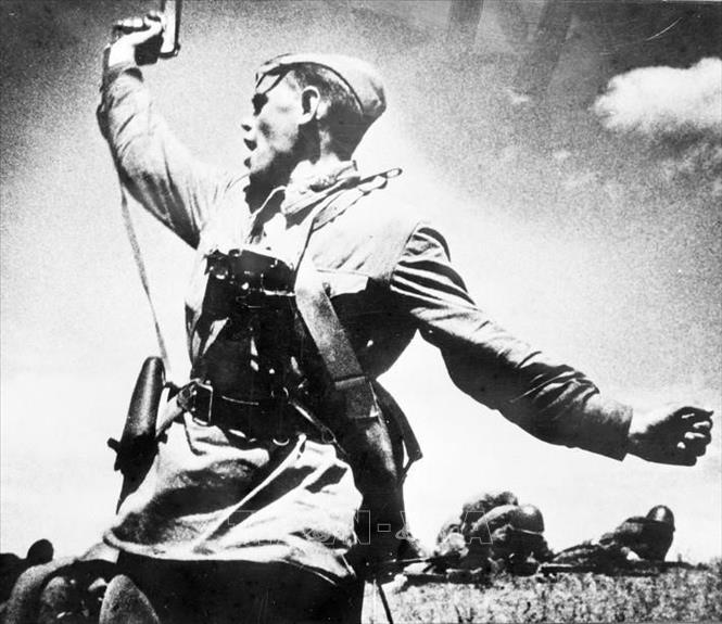 35.Ngọn cờ hòa bình được nêu cao từ Cách mạng Tháng Mười, được Liên Xô kế tục, là nhân tố có vai trò quyết định nhất tiêu diệt chủ nghĩa phát xít trong Chiến tranh thế giới thứ hai, cứu loài người thoát khỏi sự thống trị của chủ nghĩa phát xít. Trong ảnh: Chiến sỹ Hồng quân Liên Xô trong Chiến tranh thế giới thứ hai. Ảnh: Tư liệu/TTXVN phát