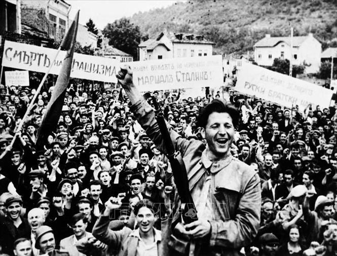 37.Ngọn cờ hòa bình được nêu cao từ Cách mạng Tháng Mười, được Liên Xô kế tục, là nhân tố có vai trò quyết định nhất tiêu diệt chủ nghĩa phát xít trong Chiến tranh thế giới thứ hai, cứu loài người thoát khỏi sự thống trị của chủ nghĩa phát xít. Trong ảnh: Nhân dân thành phố Lovech (Bulgaria) chào đón Hồng quân Liên Xô tiến vào giải phóng thành phố (tháng 9/1944). Ảnh: Tư liệu/TTXVN phát