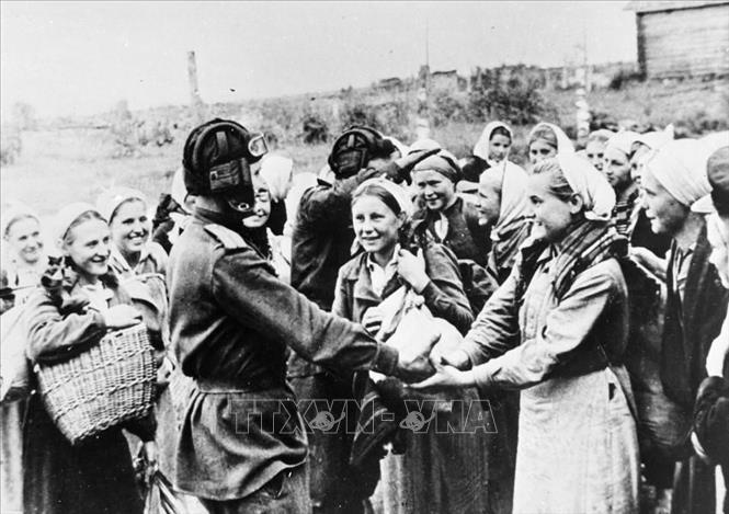 37.Ngọn cờ hòa bình được nêu cao từ Cách mạng Tháng Mười, được Liên Xô kế tục, là nhân tố có vai trò quyết định nhất tiêu diệt chủ nghĩa phát xít trong Chiến tranh thế giới thứ hai, cứu loài người thoát khỏi sự thống trị của chủ nghĩa phát xít. Trong ảnh: Nhân dân vùng Smolensk cảm ơn các chiến sĩ Hồng quân Liên Xô đã giải phóng họ khỏi áp bức của phát xít Đức. Ảnh: Tư liệu/TTXVN phát