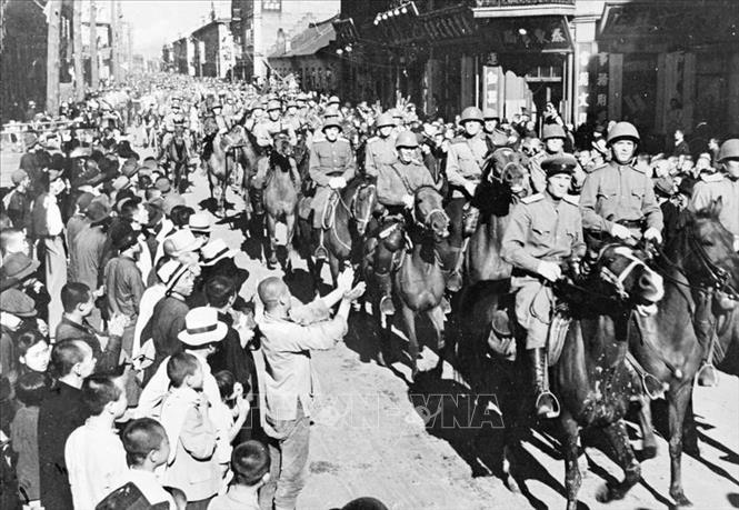 38.Ngọn cờ hòa bình được nêu cao từ Cách mạng Tháng Mười, được Liên Xô kế tục, là nhân tố có vai trò quyết định nhất tiêu diệt chủ nghĩa phát xít trong Chiến tranh thế giới thứ hai, cứu loài người thoát khỏi sự thống trị của chủ nghĩa phát xít. Trong ảnh: Người dân Cáp Nhĩ Tân (Trung Quốc) chào đón các chiến sĩ Hồng quân Liên Xô vào giải phóng thành phố. Ảnh: Tư liệu TTXVN