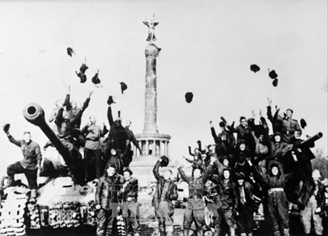 37.Ngọn cờ hòa bình được nêu cao từ Cách mạng Tháng Mười, được Liên Xô kế tục, là nhân tố có vai trò quyết định nhất tiêu diệt chủ nghĩa phát xít trong Chiến tranh thế giới thứ hai, cứu loài người thoát khỏi sự thống trị của chủ nghĩa phát xít. Trong ảnh: Các chiến sĩ Hồng quân Liên Xô vui mừng với chiến thắng tại Berlin, sào huyệt cuối cùng của phát xít Đức trong Chiến tranh Thế giới lần thứ hai. Ảnh: Tư liệu TTXVN