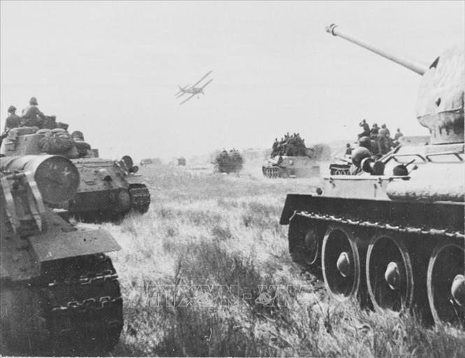 38.Ngọn cờ hòa bình được nêu cao từ Cách mạng Tháng Mười, được Liên Xô kế tục, là nhân tố có vai trò quyết định nhất tiêu diệt chủ nghĩa phát xít trong Chiến tranh thế giới thứ hai, cứu loài người thoát khỏi sự thống trị của chủ nghĩa phát xít. Trong ảnh: Đêm 9/8/1945, Hồng quân Liên Xô mở màn chiến dịch tấn công đội quân Quan Đông của Nhật tại Mãn Châu (Trung Quốc), tiêu diệt 1 triệu tên, giải phóng Đông Bắc Trung Quốc và Bắc Triều Tiên, đập tan căn cứ kinh tế quân sự-bàn đạp chiến tranh của Nhật trên lục địa, góp phần kết thúc Chiến tranh thế giới thứ hai ở khu vực châu Á-Thái Bình Dương. Ảnh: Tư liệu TTXVN