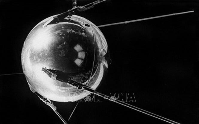 40.Giương cao ngọn cờ hòa bình từ Cách mạng Tháng Mười, nước Nga/Liên Xô đã giành được những thành tựu vĩ đại về mọi mặt, trở thành một nhân tố có vai trò quyết định trong việc duy trì hòa bình trên thế giới, ngăn chặn cuộc chiến tranh thế giới mới do chủ nghĩa đế quốc mưu toan và hạn chế bớt những cuộc chiến tranh xâm lược cục bộ do chủ nghĩa đế quốc gây ra. Trong ảnh: Ngày 4/10/1957, vệ tinh nhân tạo đầu tiên của Liên Xô và cũng là của nhân loại: PS-1, còn gọi là Sputnik 1đã được đưa vào quỹ đạo Trái Đất, mở đầu kỷ nguyên chinh phục vũ trụ của Liên Xô. Ảnh: Tư liệu/TTXVN phát
